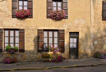 Fototapeta na wymiar Vieille maison fleurie rue Saint Pierre à Vézelay (89450), Yonne en Bourgogne-Franche-Comté, France