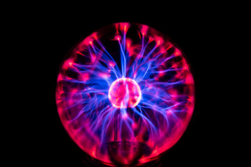 elektrisches Plasma in einer Glaskugel, mit Blitzen