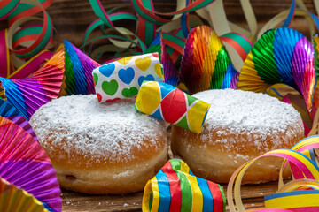 Pfannkuchen (Berliner) mit Puderzucker und Partydekoration