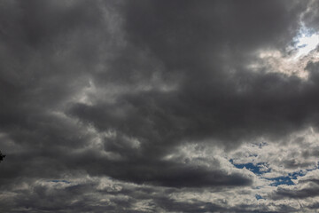 Obraz premium Image of a dark and cloudy sky during the day