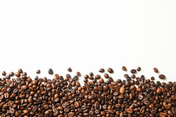Naklejka premium Roasted coffee beans on white background, space for text