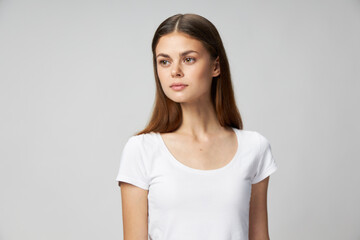 Obraz premium Woman in white cropped t-shirt lifestyle looks to the side 