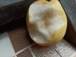 pear that has a yellow color on the outer skin