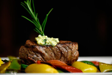 Rinderfilet vom Grill auf Paprikagemüse