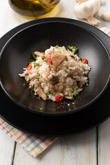 Piatto di risotto con funghi 