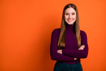 Obraz premium Photo of nice charming girl worker manager cross hands ready decide work job decisions solution wear good look jumper isolated over vibrant color background