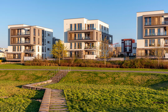 Moderne Architektur mit Gr&uuml;nanlage