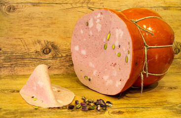 mortadella e pistacchi