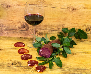 cuore di salame e calice di vino