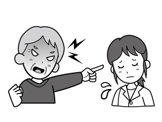白衣姿の若い女性を怒鳴りつけるおじいさん
