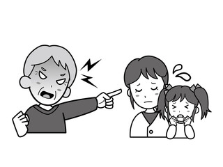 若いお母さんと子どもを怒鳴りつけるおじいさん