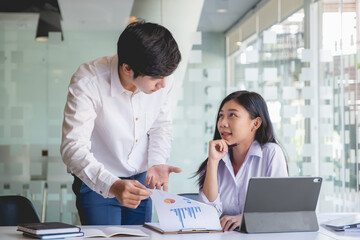 Fund managers consultation and discuss about analysis Investment stock market by data document.