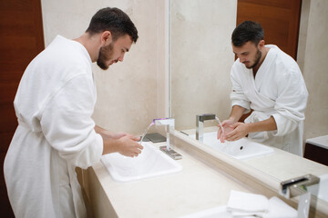 Obraz premium Bearded man washes