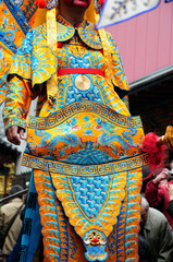 中華街の春節パレードの民族衣装仮装行列