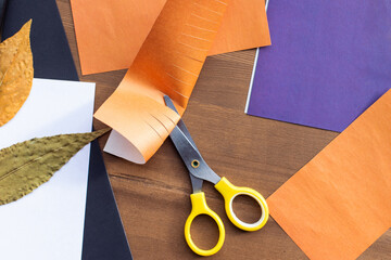 step by step instruction. Step 3 
Children's craft paper scissors glue pumpkin garland for Halloween. Handmade leisure development. Child tutorial education is an idea for creativity. Simple decor