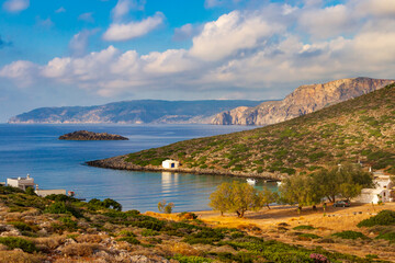Fototapeta premium Einsame Badestelle an der westlichen Steilküste der griechischen Insel Kythira im Abendlicht