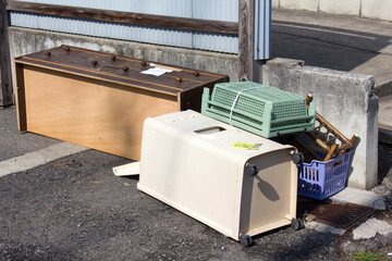 不法投棄された粗大ゴミ