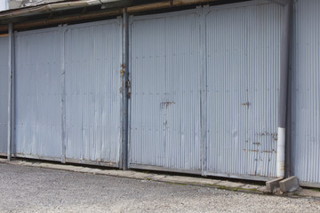バラック建ての貸しガレージ