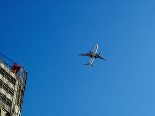 高層マンション建築と飛行機