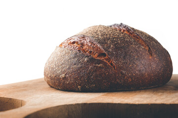 Dinkelbrot auf Holzbrett