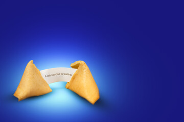 glückskeks mit glücksbotschaft auf trendfarbe blau