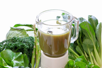 ジューサーと緑黄色野菜