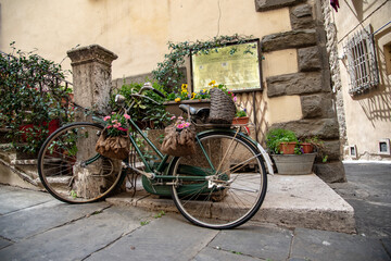 Fototapeta na wymiar Bicycle in front of a house in Tuscany, Italy