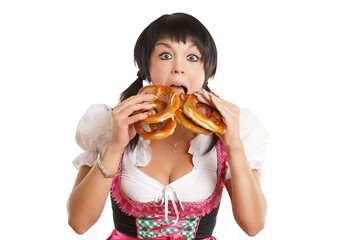 Frau isst Brezel