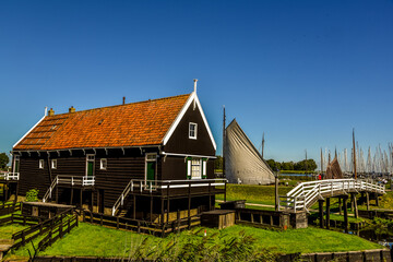 Obraz premium Fisherman's cottage at the harbour with traditional fishing boats in Enkhuizen.