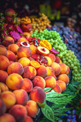 Frisches Obst am Marktstand, Granatapfel Markt