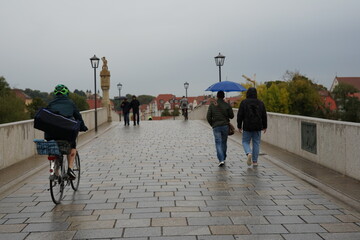 Regentag auf der Steinernen Brücke in Regensburg