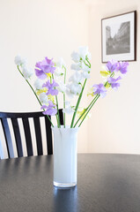 リビングルームのスィートピーのフラワーアレンジ