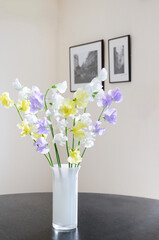 リビングルームのスィートピーのフラワーアレンジ