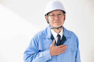 作業着のシニア男性