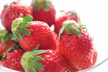 白バックにガラス器に入れた苺