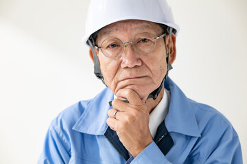 作業着のシニア男性