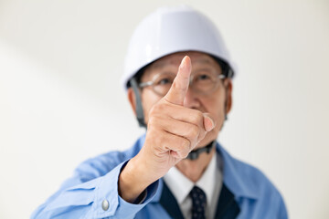 作業着のシニア男性