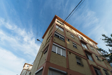 Fototapeta na wymiar Edificio de barrio obrero en SanFernando