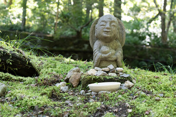 Obraz premium A small stone-built Jizo in a Japanese garden