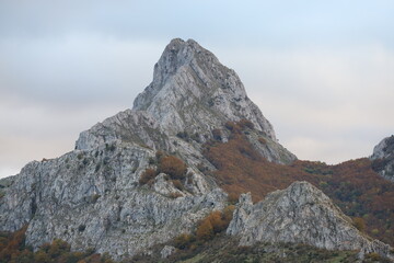 Castilla y León. León. Riaño. El otoño es la estación más dulce, y las flores que perdemos las ganamos en frutos.
(Samuel Butler)