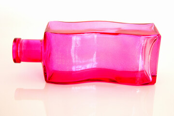 ピンク色の波形ガラスのボトル