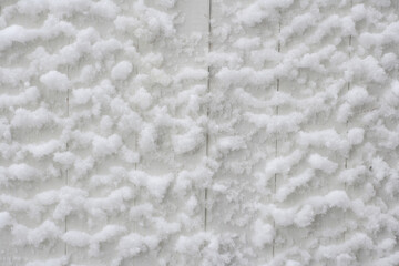 雪が降り積もった板