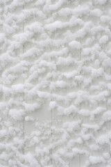 雪が降り積もった板