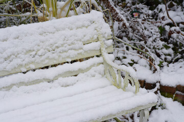 雪の庭のベンチ