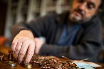 Mann zählt zuhause sein Kleingeld