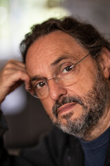 Mann, Bestager, Senior schaut skeptisch, Portrait