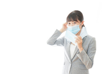 大量のマスクを着けた若いビジネスパーソン