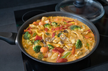 Gesundes rotes Thai Curry, Low Carb Gemüsepfanne, Hähnchenpfanne Tom Yum Suppe mit Kurkuma
