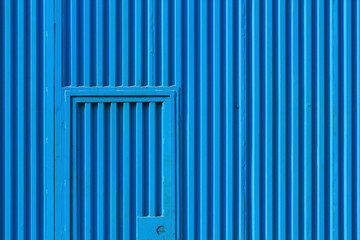 倉庫の青い鉄扉