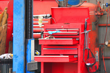 自動車修理工場の赤いツールボックス